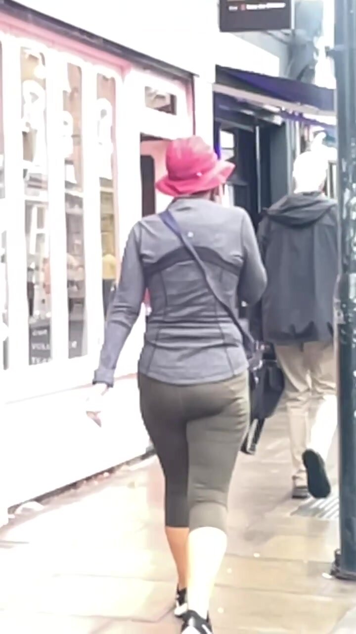 Slim milf in yoga pants - ThisVid.com