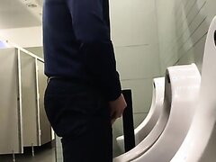 HOT GUYS PISSING AT URINAL867