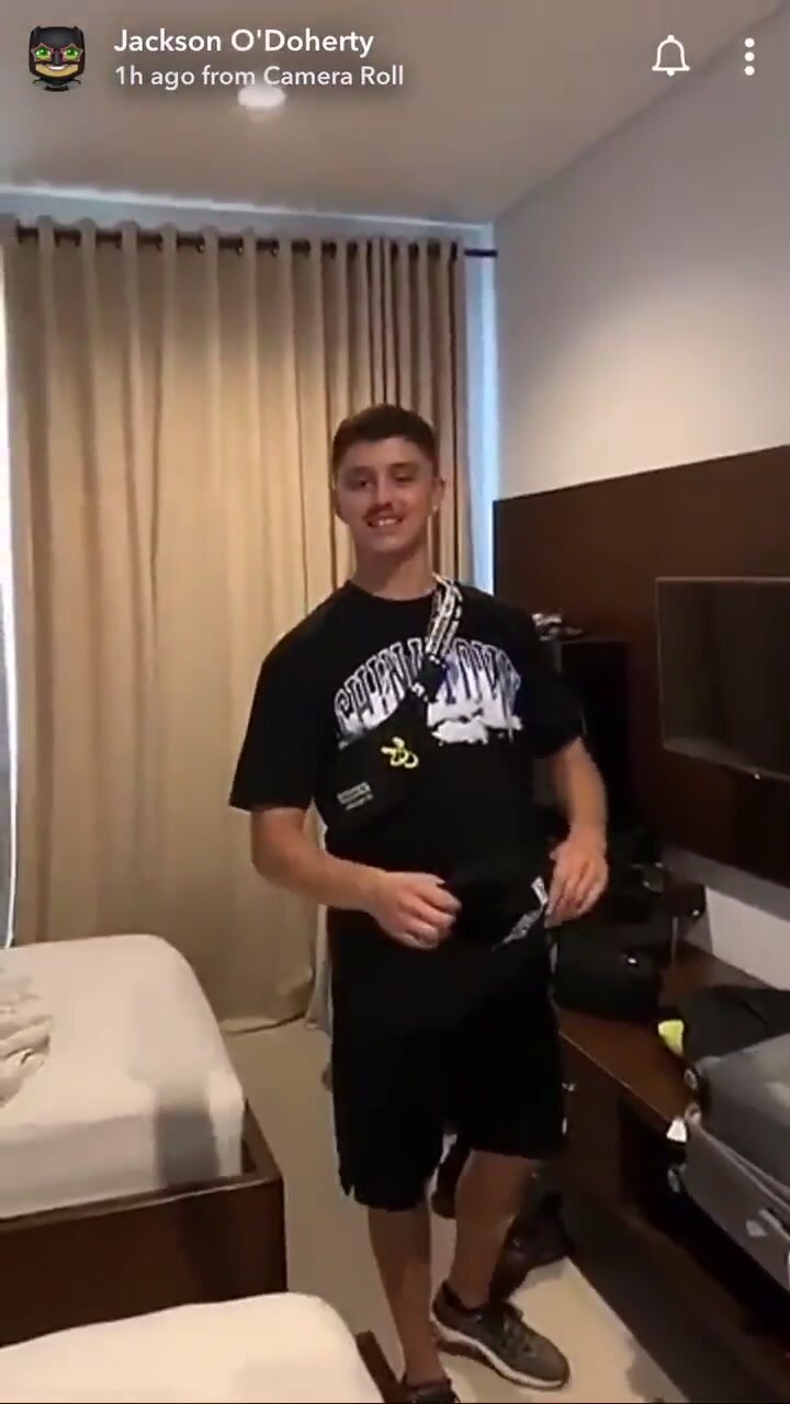 Popular youtuber pees himself in hotel room - ThisVid.com