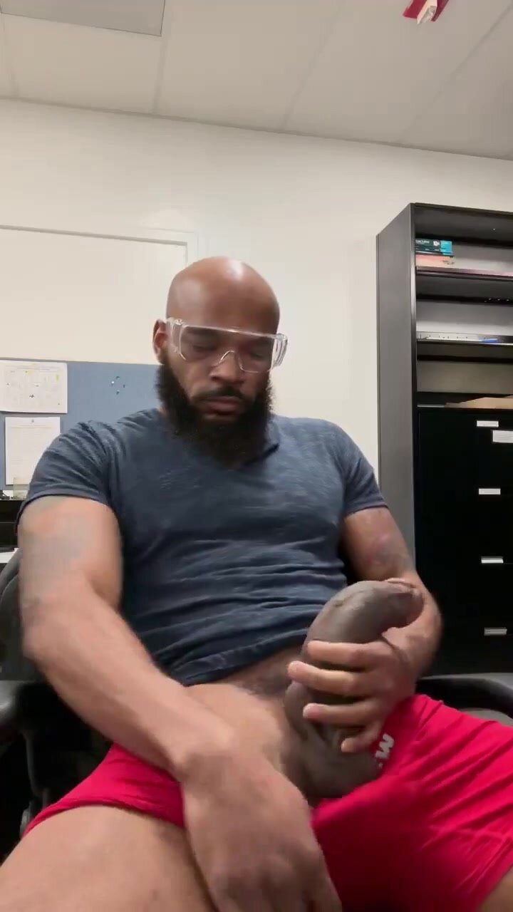 Sexy bearded black stud flashing his enormous cock - ThisVid.com