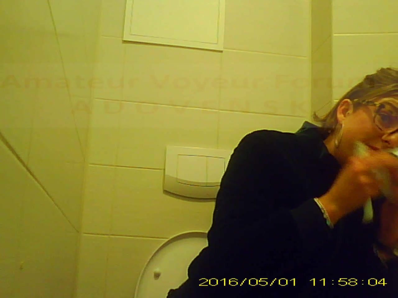 VOYEUR TOILET STUDENT 140 - ThisVid.com