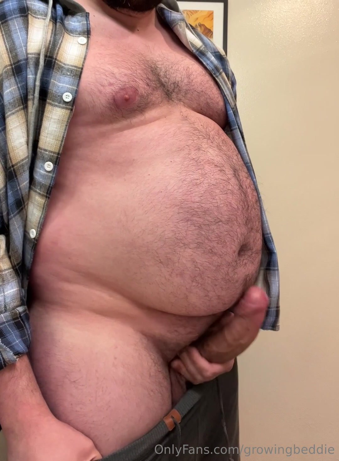 Fat bellied man jerking off - ThisVid.com En español