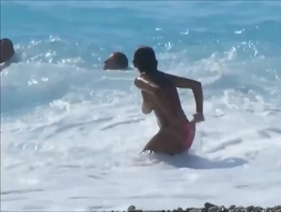 572px x 432px - Accident beach woman public - ThisVid.com