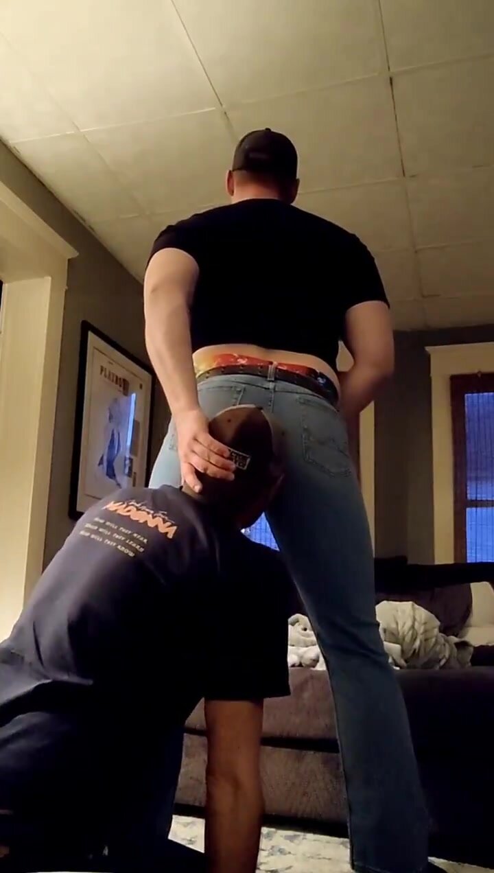 Forcing my farts into my sniffers mouth - ThisVid.com