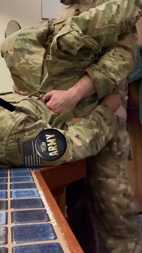 Soldiers fuck on the counter - ThisVid.com