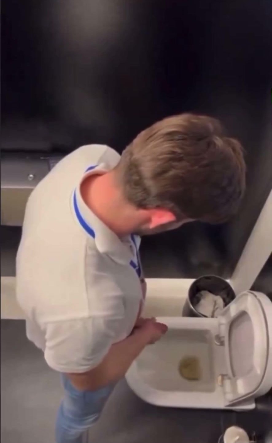 STRAIGHT GUY CAUGHT CUMMING IN PUBLIC TOILET - ThisVid.com