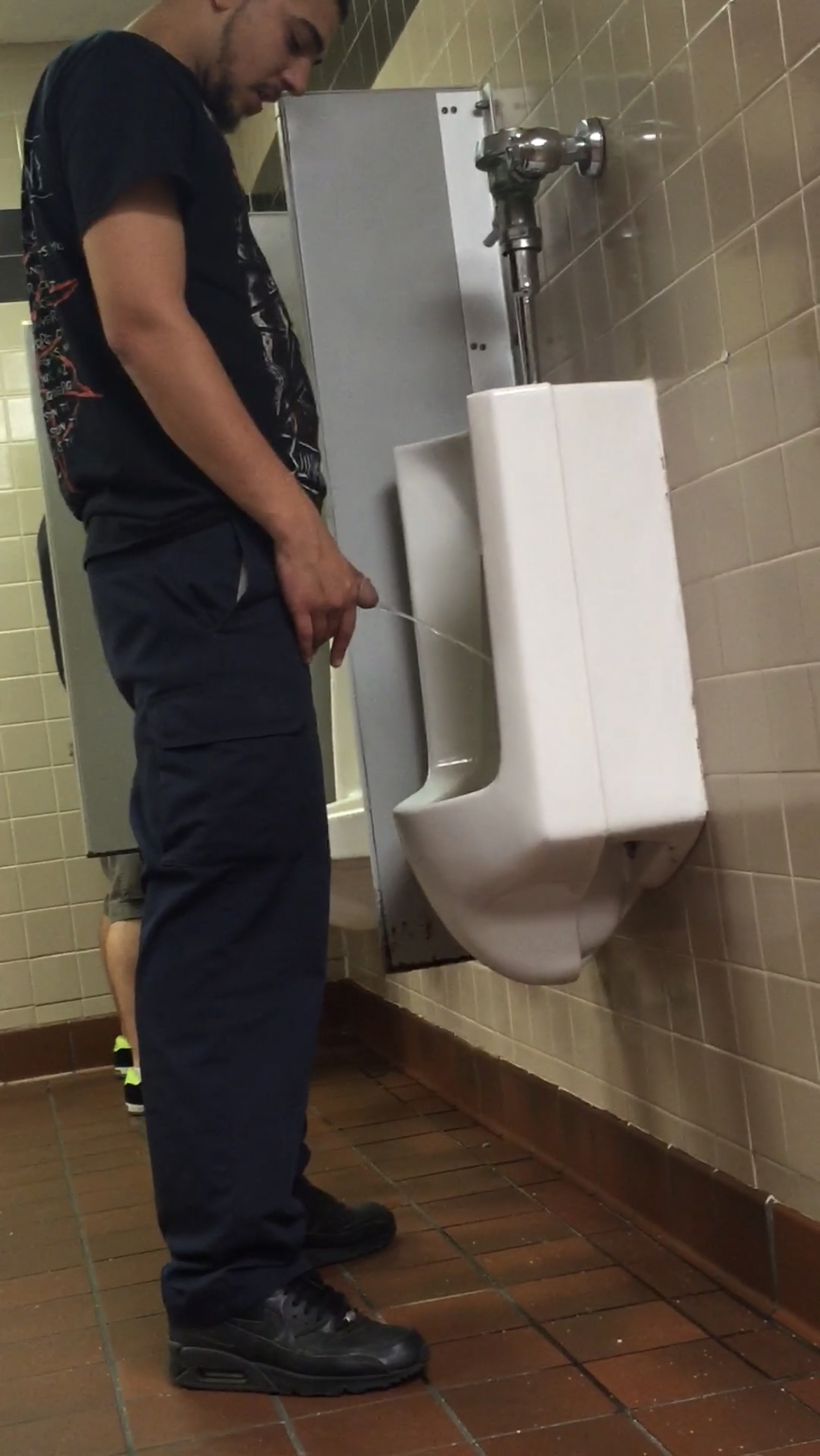 HANDSOME MECHANIC PISSING AT THE URINALS SPY - ThisVid.com en anglais