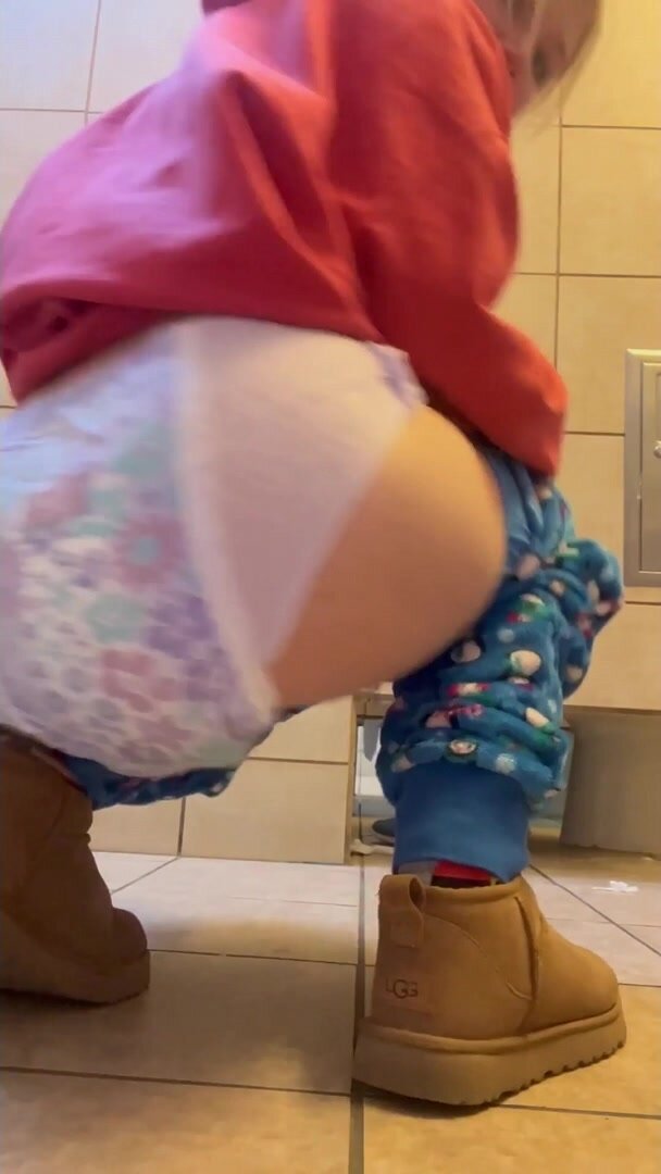 Public Diaper Poop in Stall - ThisVid.com