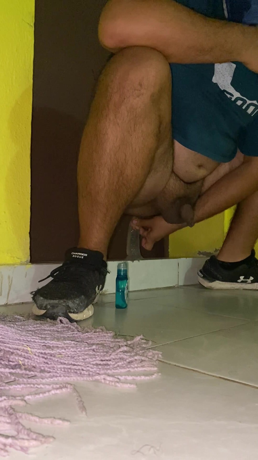 Cagando un dildo en la chamba - ThisVid.com