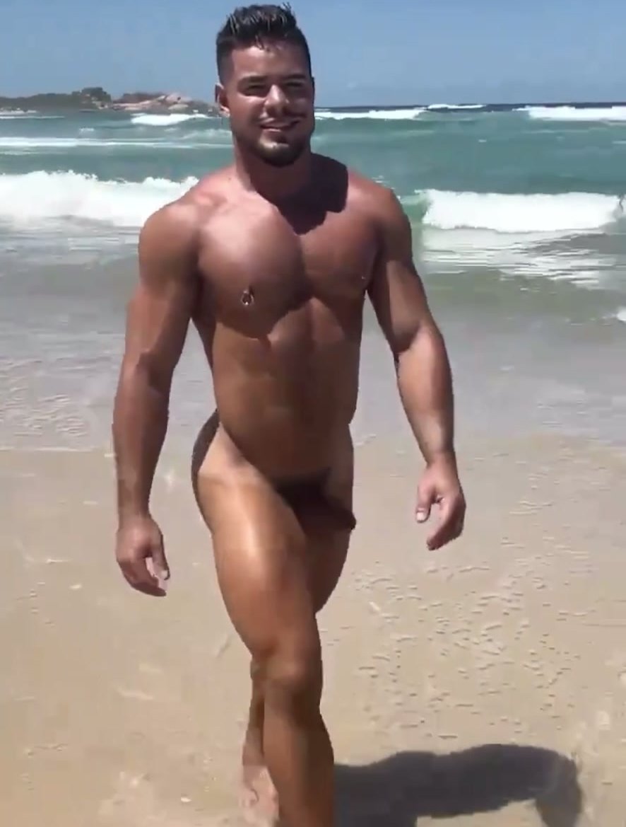 Bubble butt hunk walking across nude beach - ThisVid.com