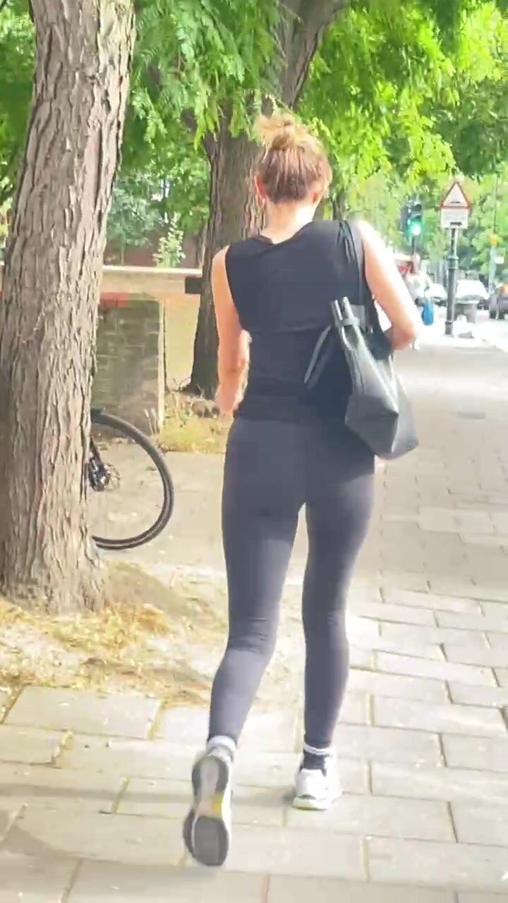 Skinny blonde pawg in yoga pants - ThisVid.com