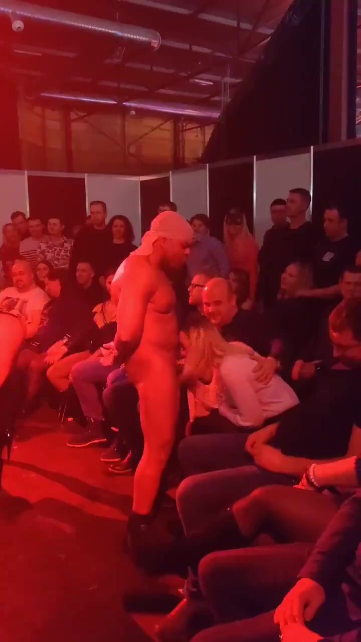 Woman Sucks Male Stripper in Front of Her Man - ThisVid.com auf Deutsch