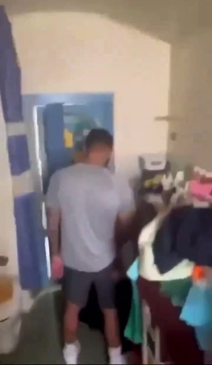 Prison guard fucks inmate - velbert.la