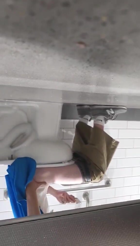 Younger guy shitting - ThisVid.com