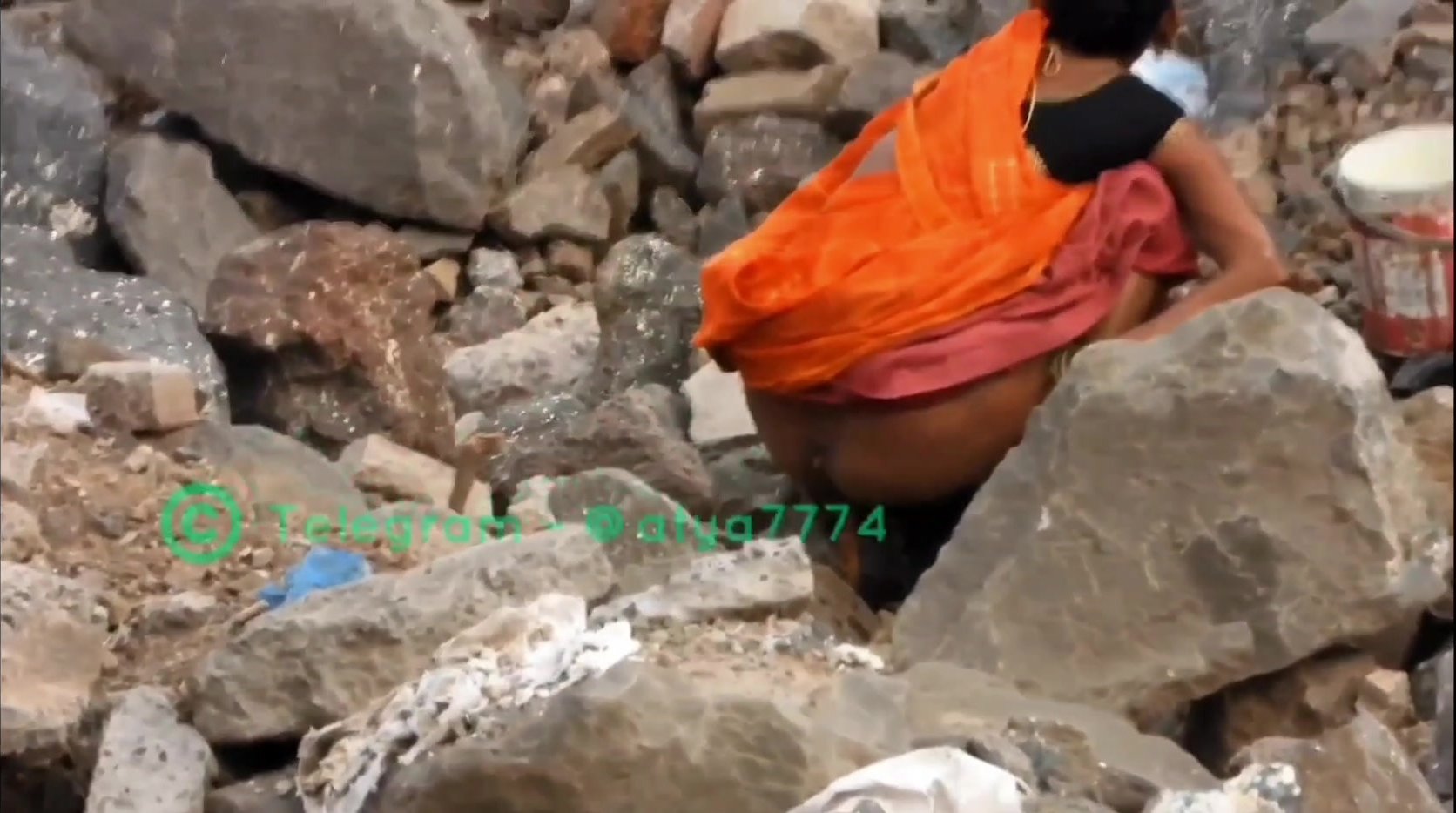 Desi saree shitting nice (good quality) - ThisVid.com