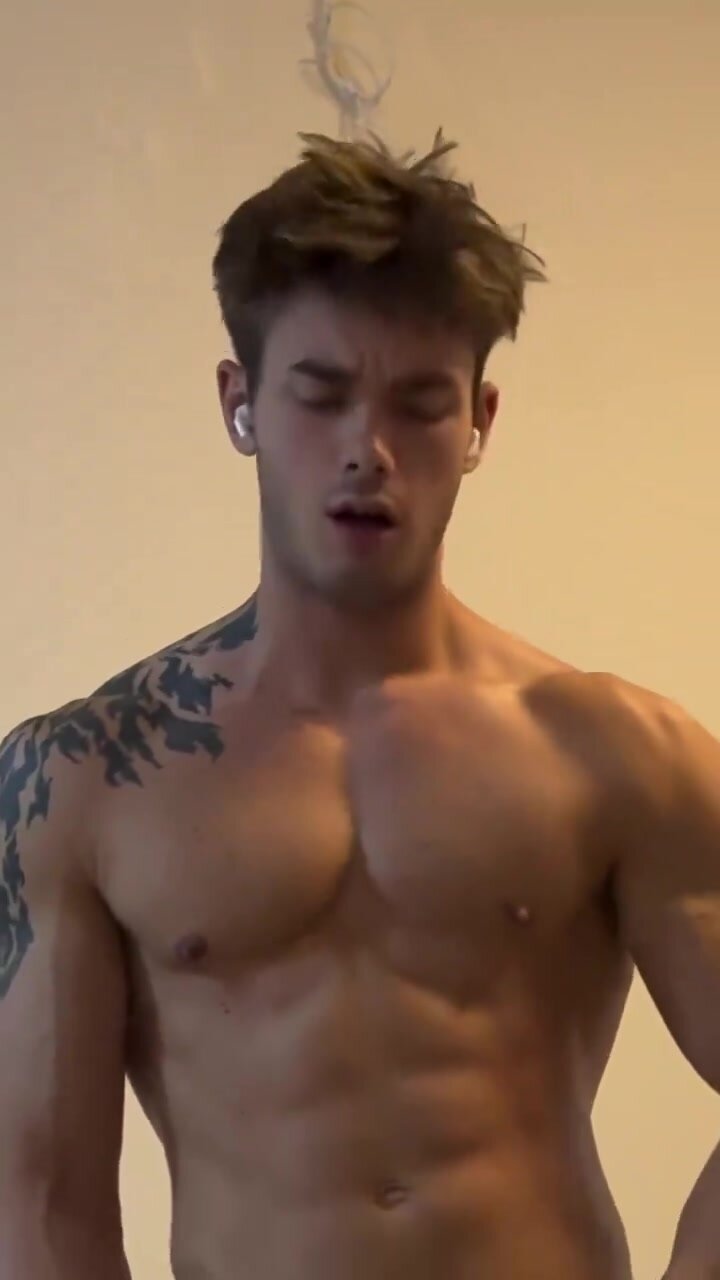 Sexy young guy doing something 2 - ThisVid.com em inglês