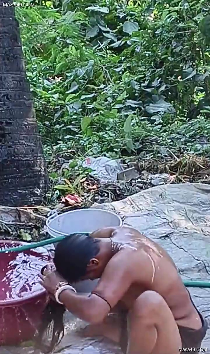 Desi Bhabhi OutDoor Bathing part - ThisVid.com