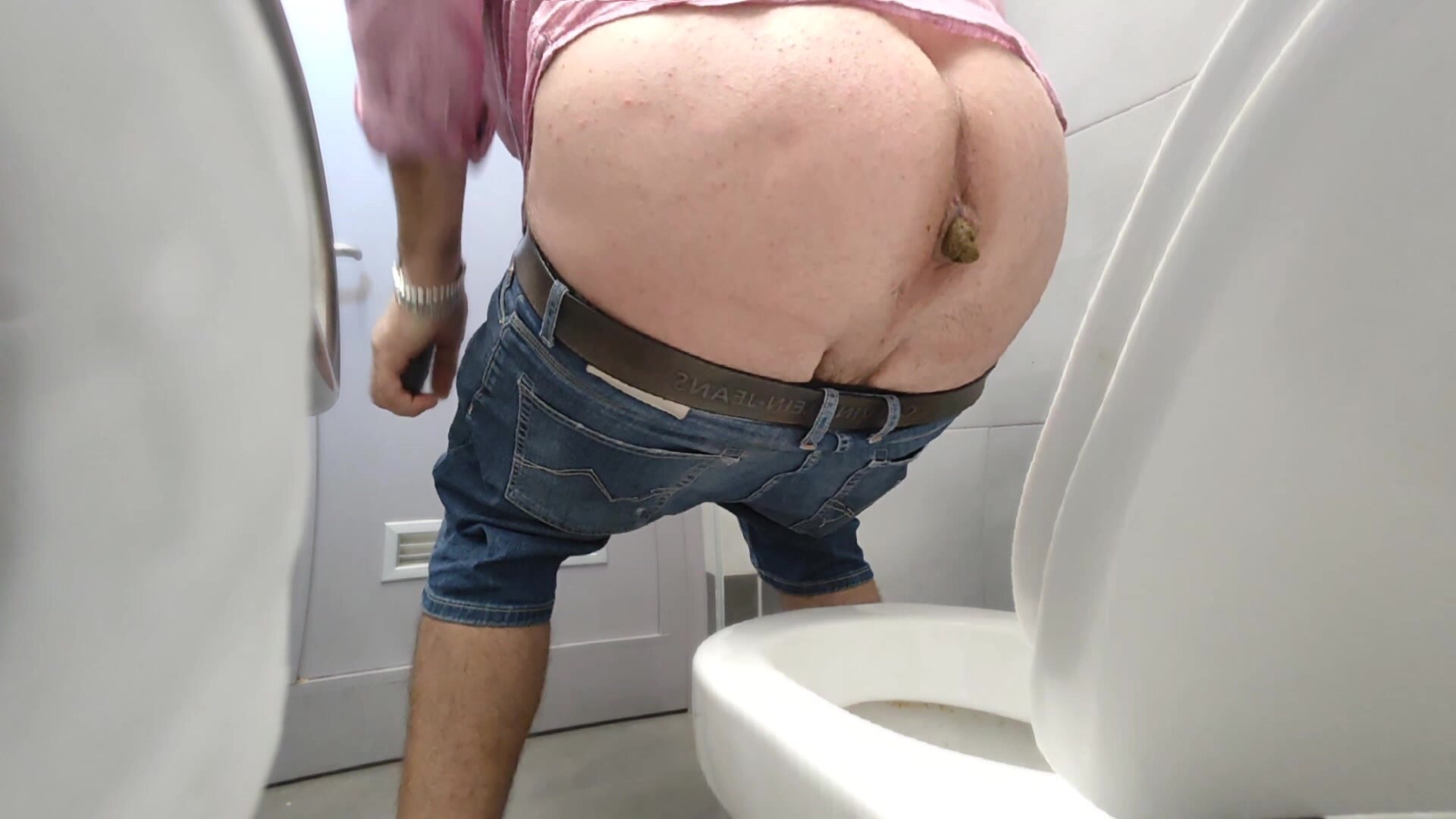 Shitting and farting in a public bathroom - ThisVid.com