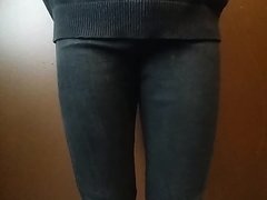 Peeing in tight jeans