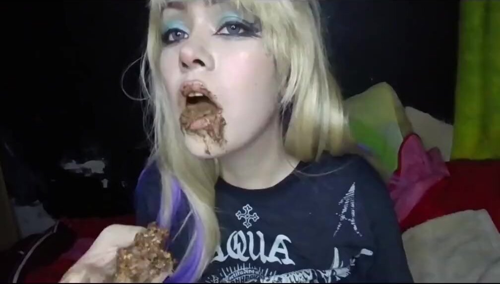 Teen girl eating shit and swallowing - ThisVid.com