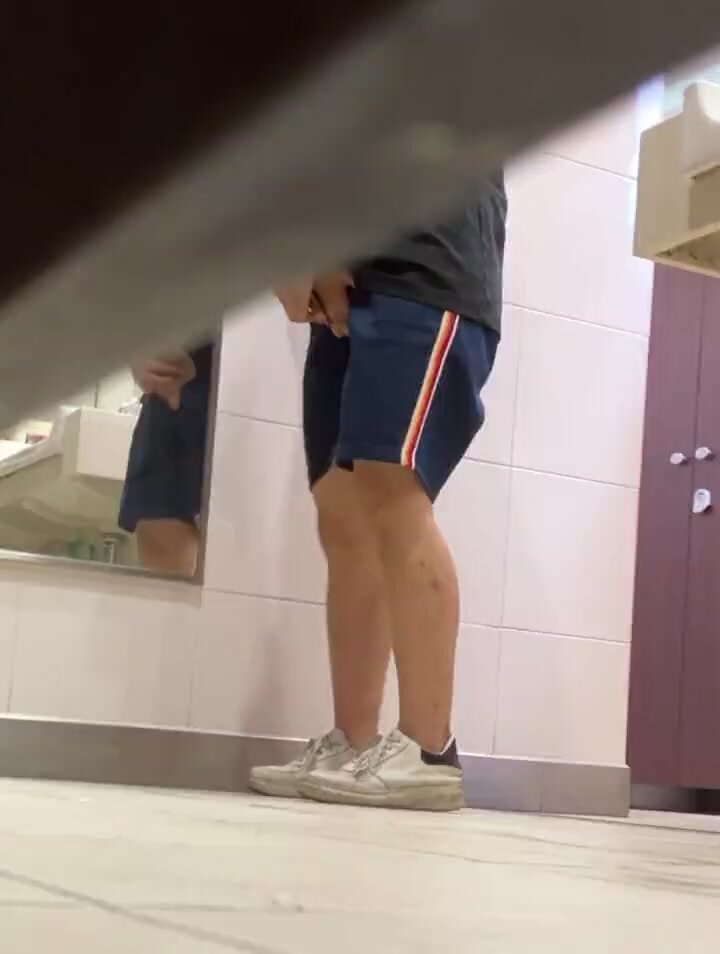 Pee desperate in toilet waiting 2 - ThisVid.com