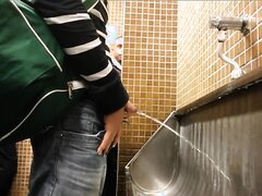 HOT MEN PISSING AT THE URIANL 566