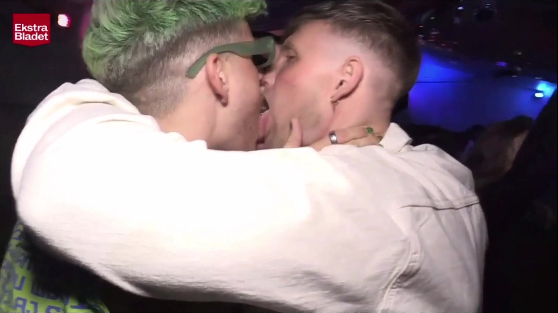 Straight Three Way Kiss - ThisVid.com