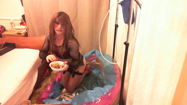 Tranny Kirsty shitting in cereal bowl and eating