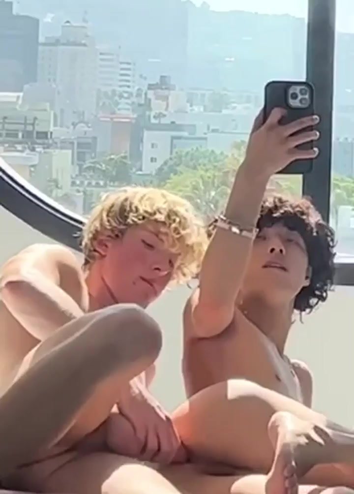 Twink couple fucks - video 2 - ThisVid.com