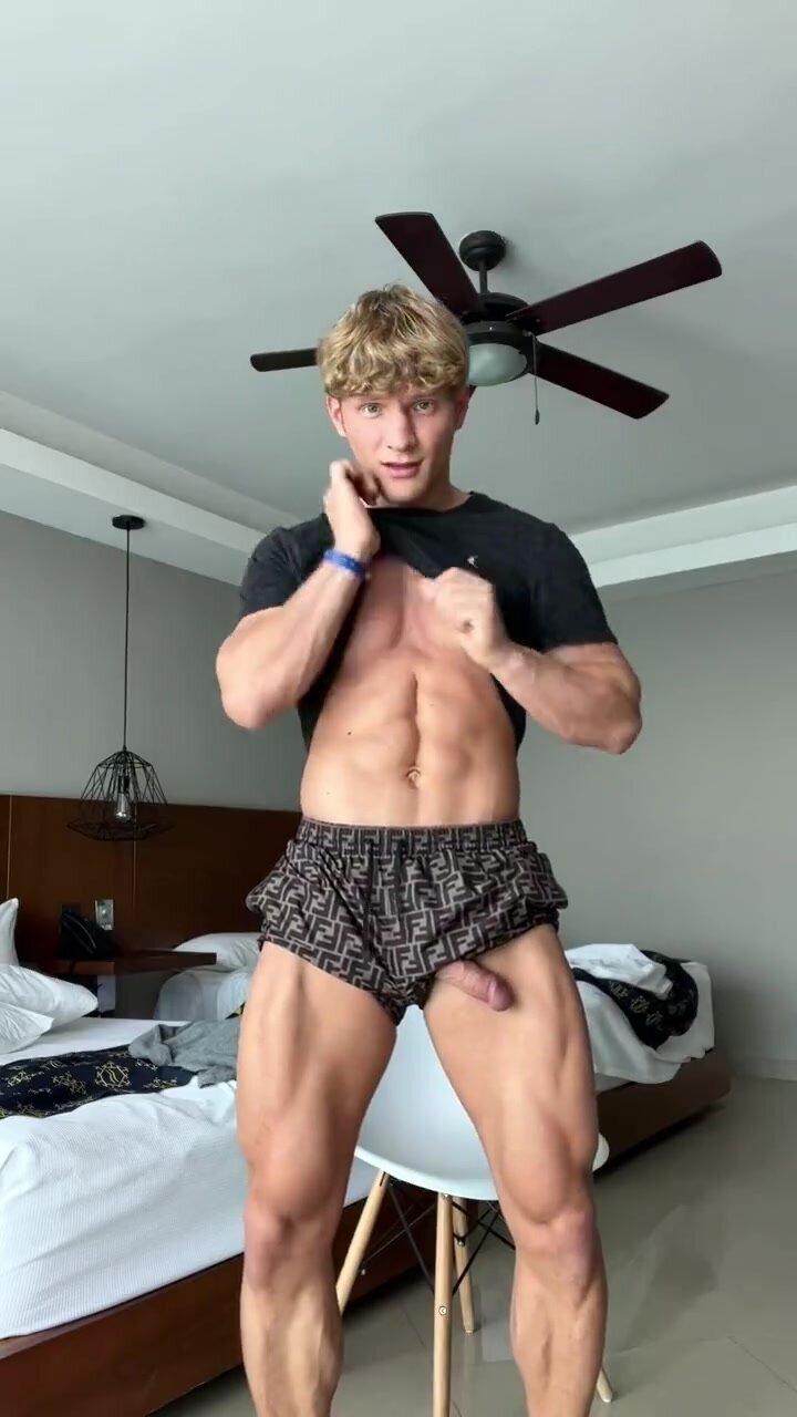 Flexing - video 46 - ThisVid.com