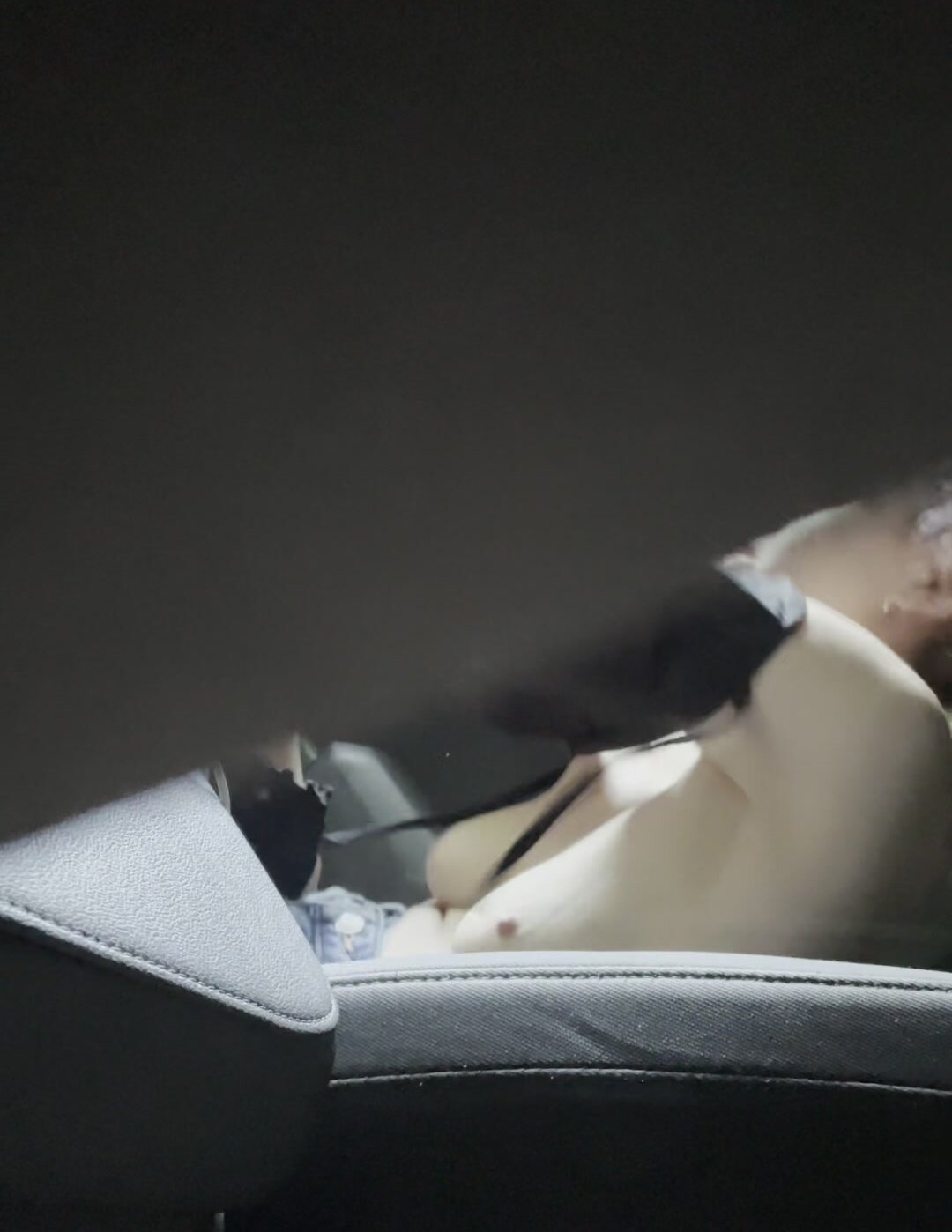 Sis changing in the car - ThisVid.com