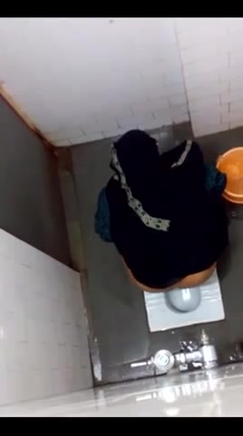 Public Hijab Porn - Muslim woman in hijab gets caught on tape peeing in a public toilet -  pissing porn at ThisVid tube