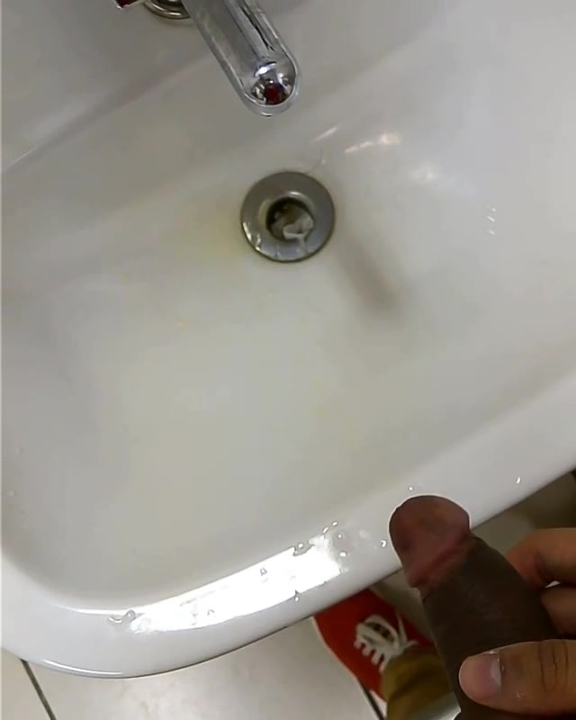 Dorm Bathroom - Mijando na faculdade/ pissing in college bathroom - gay pissing porn at  ThisVid tube