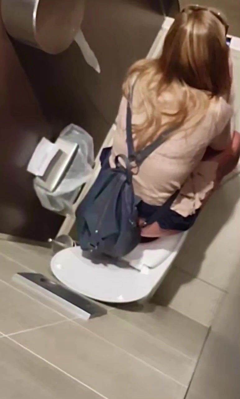 Sexy blonde pee spy overstall