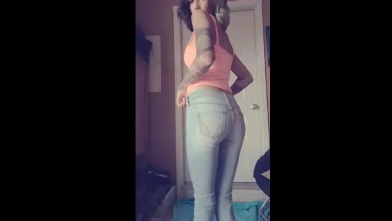 Sexy girl peeing jeans - ThisVid.com