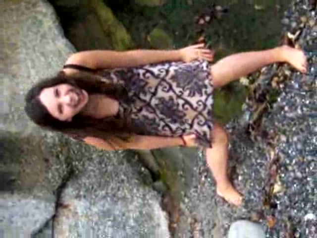 640px x 480px - Girl peeing her dress - ThisVid.com