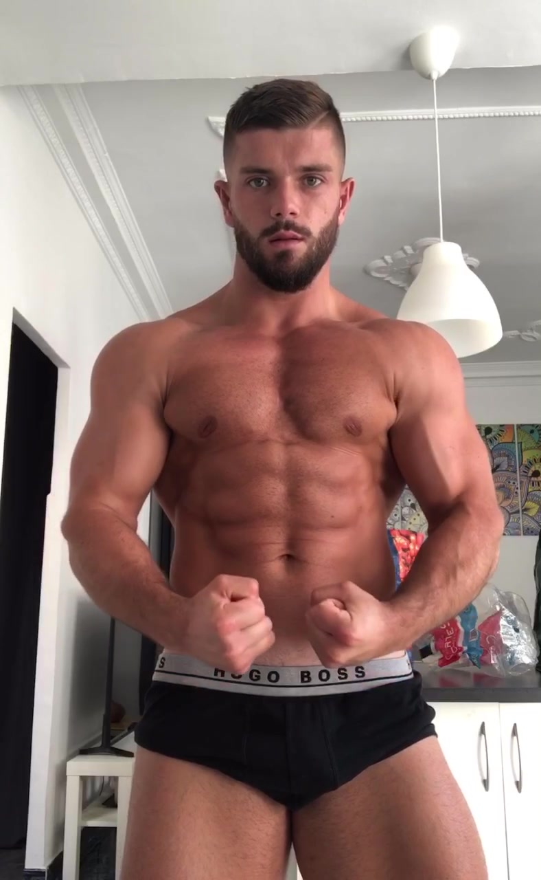 Hot Muscle Stud - ThisVid.com