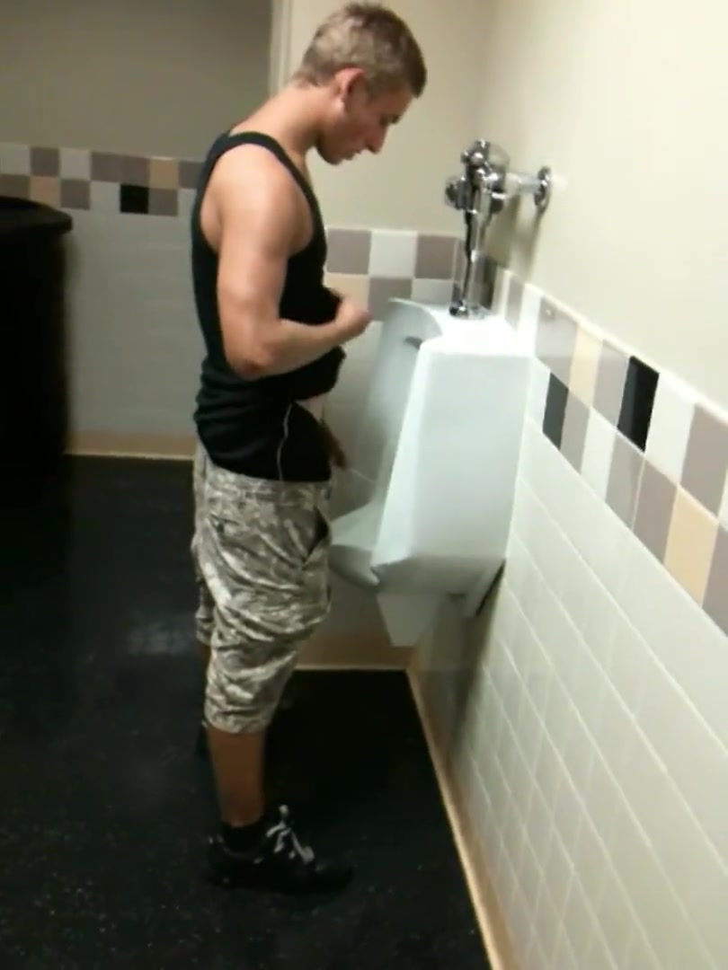 HUGE BOY PISSING AT THE URINAL - ThisVid.com