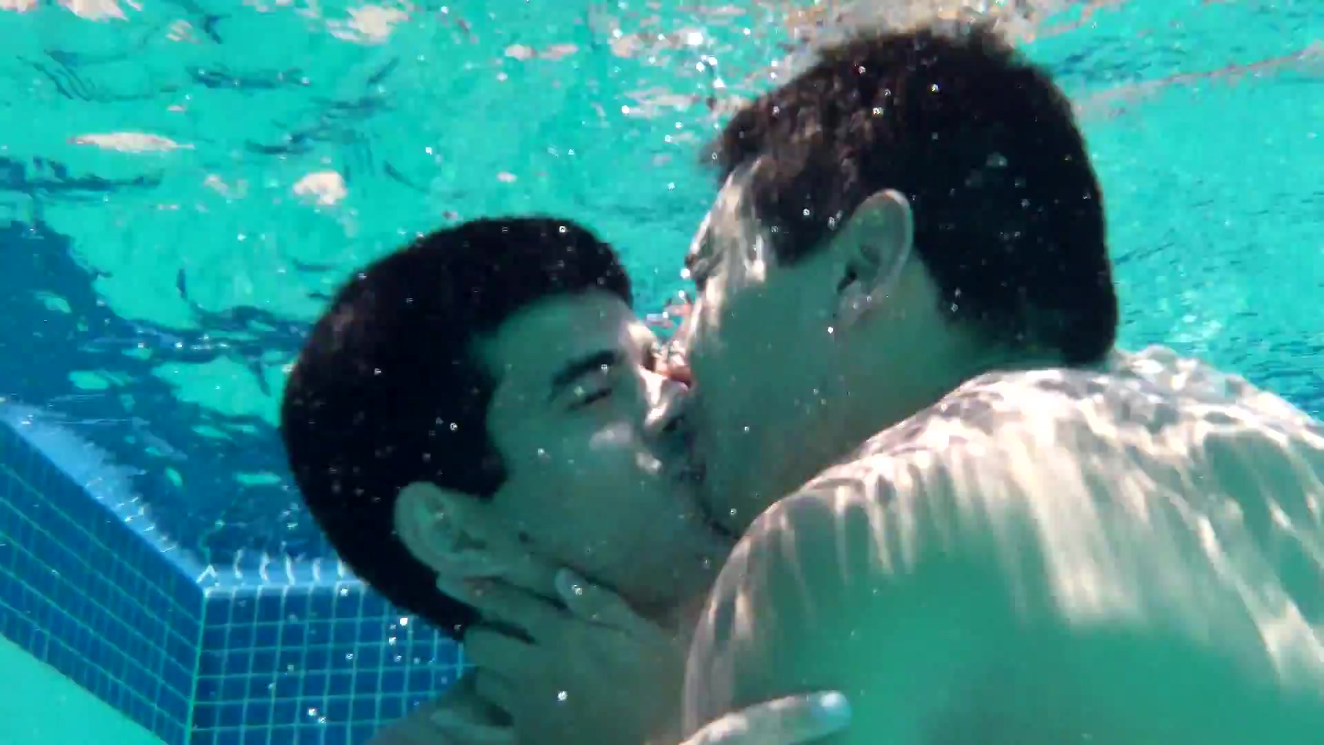 Men kissing underwater - ThisVid.com En español