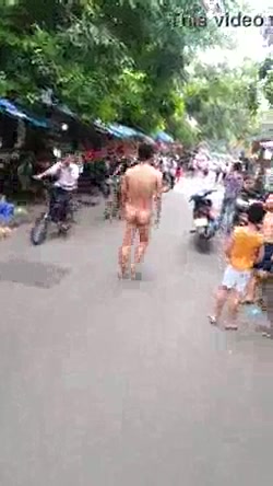250px x 444px - Man in Vietnam walking naked frontal very public street market - ThisVid.com