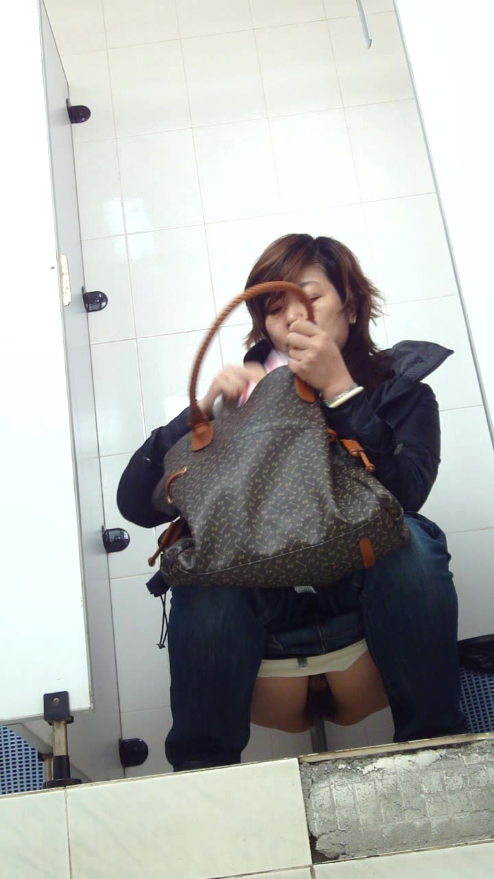 Voyeur In Mall - China shopping mall toilet voyeur - video 3 - ThisVid.com