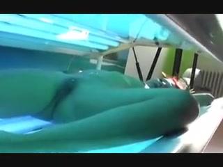 What a dirty redhead peeing in tanning bed!