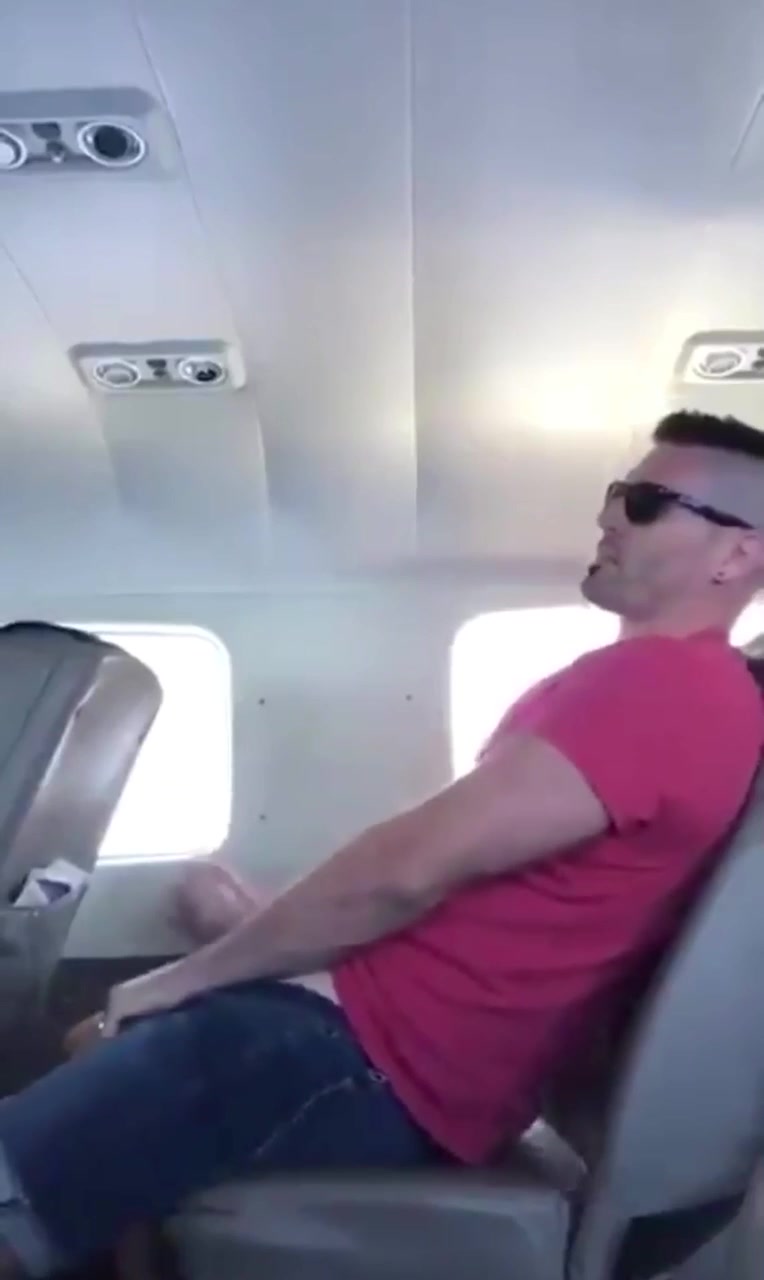 Guy jerkoff in plane - ThisVid.com