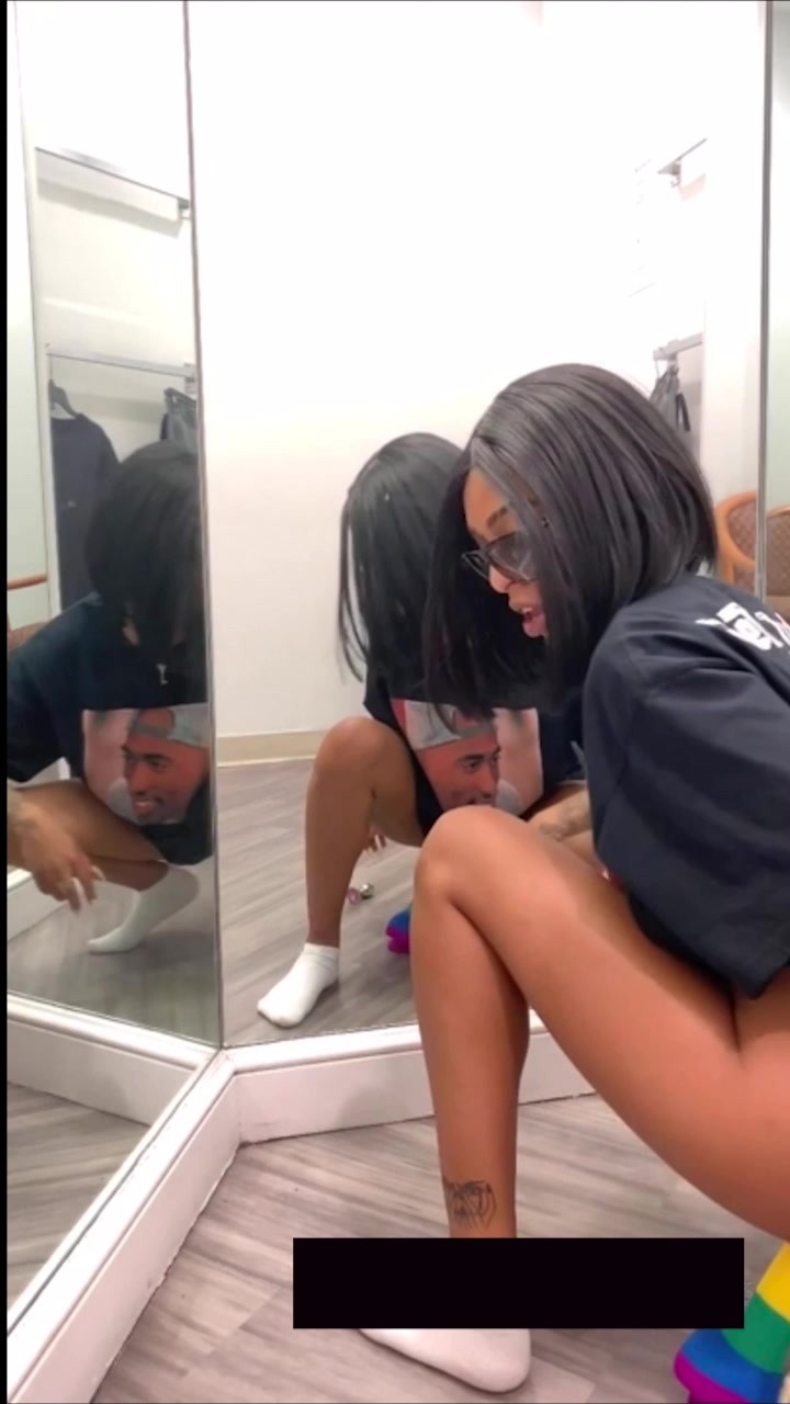 Ebony Anal Locker Room - Ebony gets shitty plug stuck - ThisVid.com