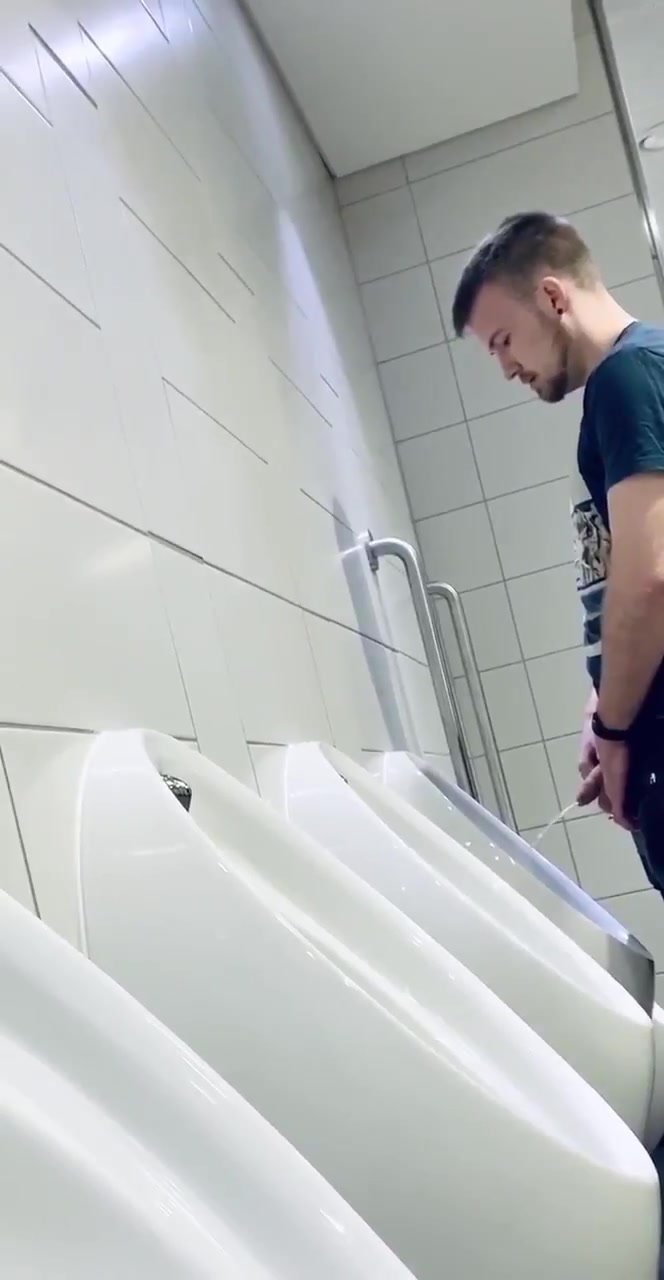 HOT GUYS SPYING AT THE URINAL 2 - ThisVid.com 中文