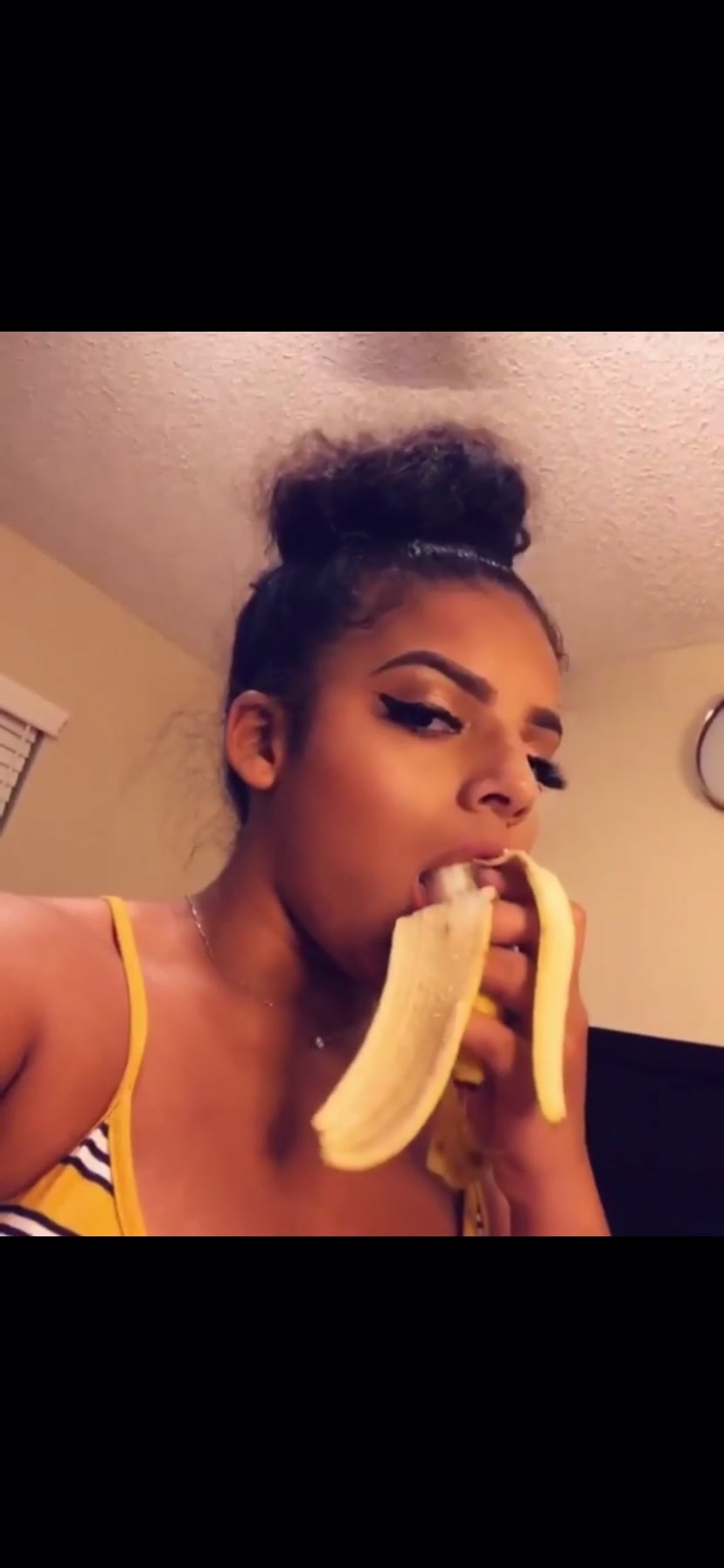 She sucks banana with big tong!! - ThisVid.com