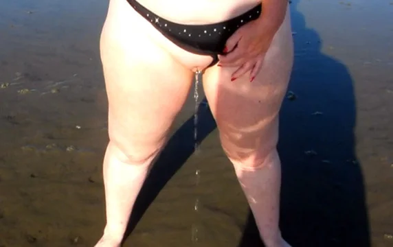 640px x 360px - Mature BBW pisses on the camera outdoors - pissing, mature ...
