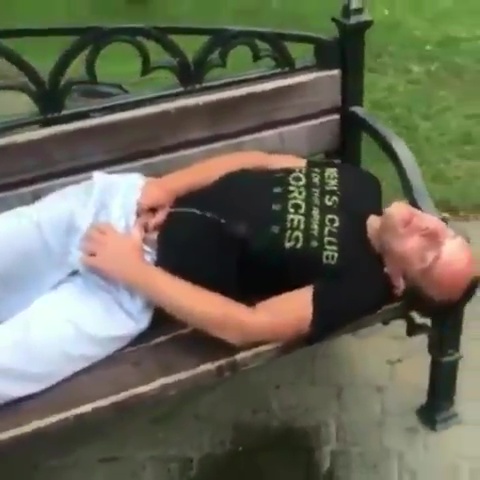 Drunk Guy piss himself - ThisVid.com