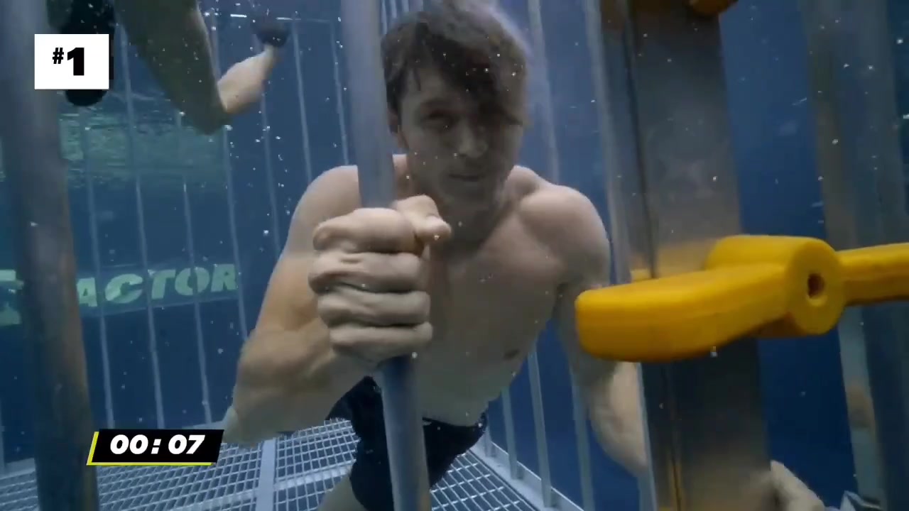 Men underwater cage - ThisVid.com