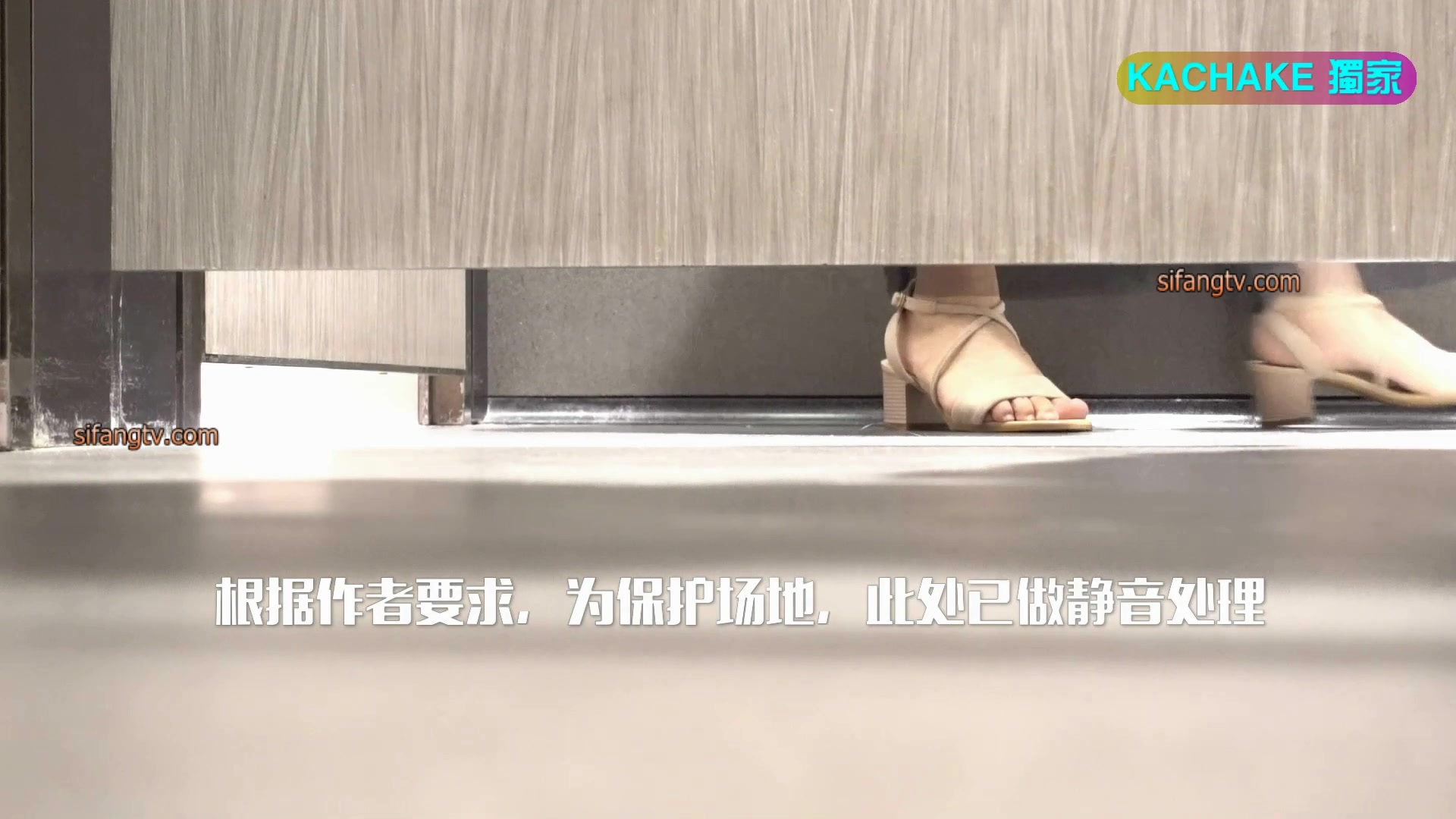 Chinese lady toilet2 - video 2 photo